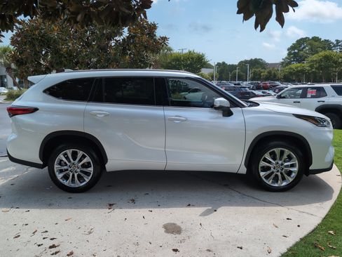 Used 2023 Toyota Highlander Limited FWD image 11