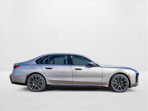 Used 2025 BMW 740i xDrive AWD/4WD image 4