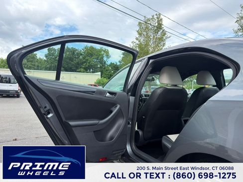 Used 2015 Volkswagen Jetta Sport FWD image 11