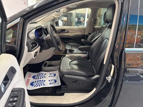 Used 2023 Chrysler Pacifica Touring-L FWD image 24
