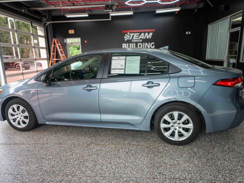 Used 2025 Toyota Corolla LE FWD image 2