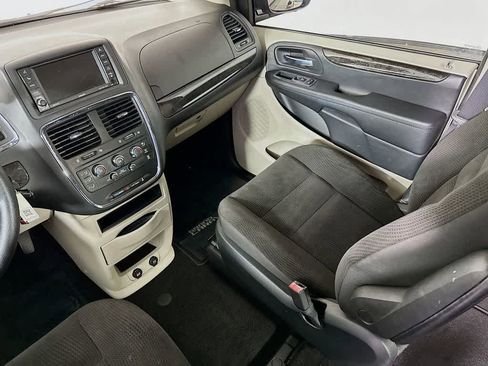 Used 2018 Dodge Grand Caravan SE w/ UConnect Hands-Free Group image 11