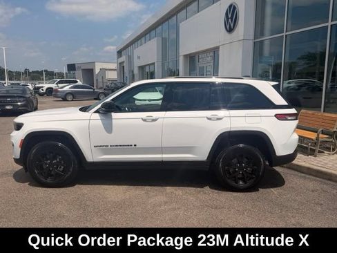 Used 2024 Jeep Grand Cherokee Altitude AWD/4WD image 2