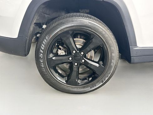 Used 2023 Jeep Grand Cherokee Altitude AWD/4WD image 11