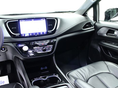 Used 2025 Chrysler Pacifica Limited image 20