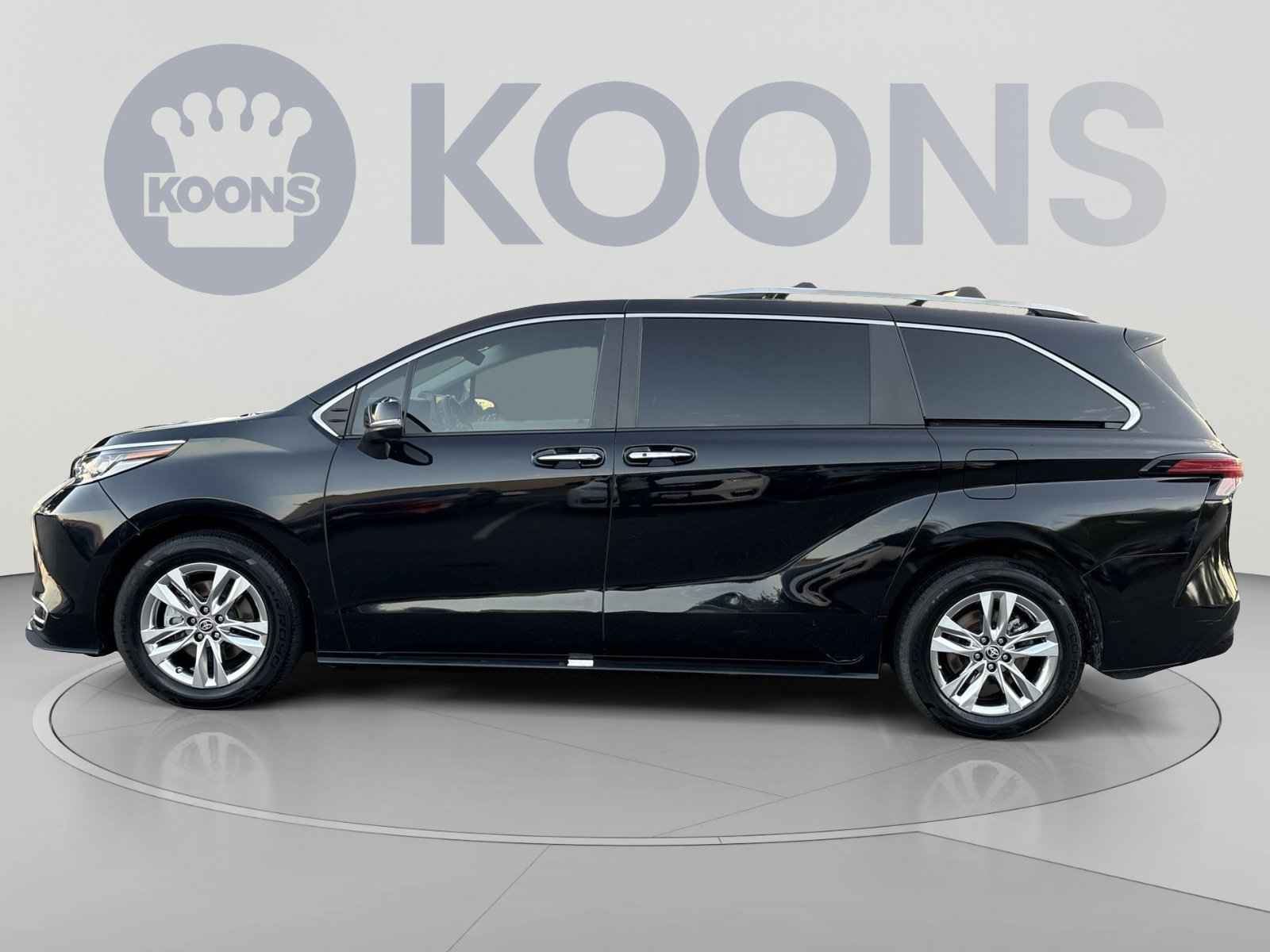 Used 2023 Toyota Sienna Limited AWD/4WD image 2