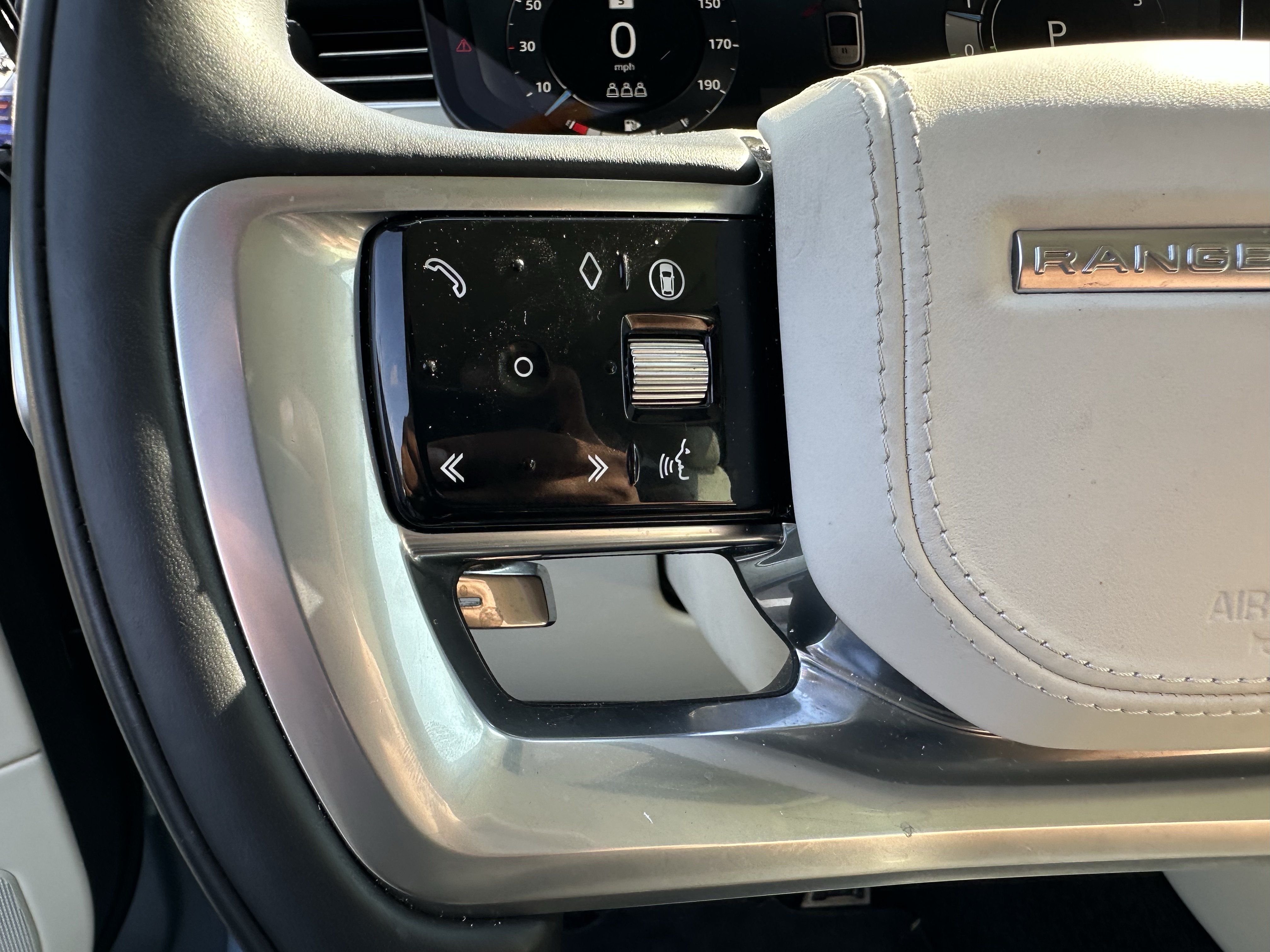 Certified 2025 Land Rover Range Rover SE AWD/4WD image 21