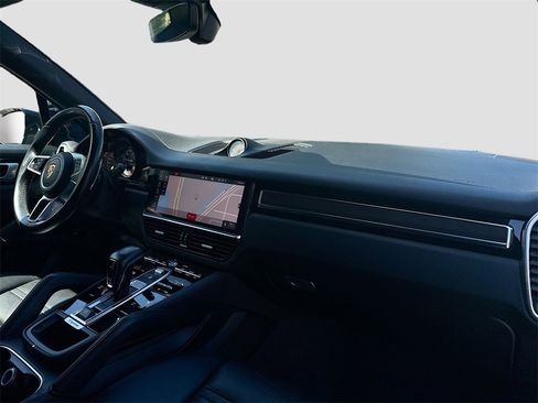 Used 2019 Porsche Cayenne w/ Premium Package image 32