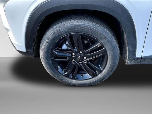 Used 2025 Chevrolet Trax ACTIV FWD image 2