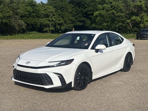 Used 2025 Toyota Camry SE FWD image 7