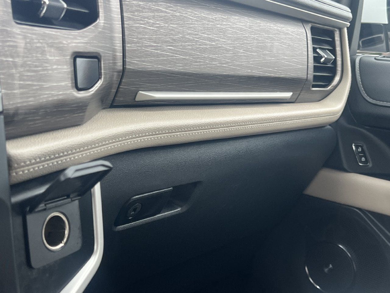 Used 2024 Ford Expedition Limited RWD image 12
