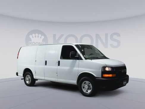 Used 2022 Chevrolet Express 2500 w/ Driver Convenience Package RWD image 2