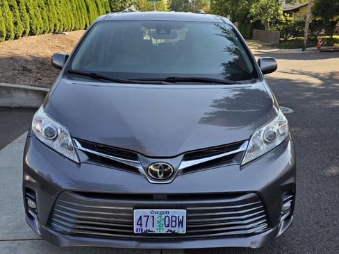 Used 2018 Toyota Sienna XLE image 2
