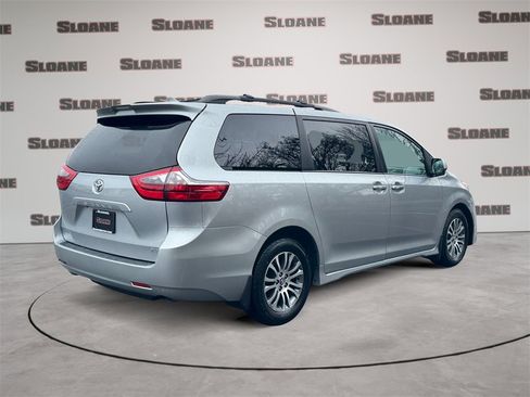 Used 2020 Toyota Sienna XLE w/ Carpet Mat Package image 5