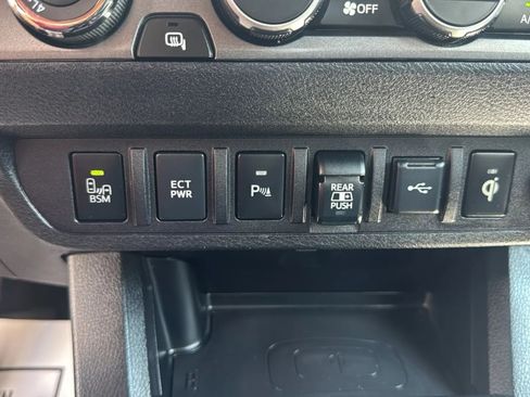 Used 2021 Toyota Tacoma TRD Off-Road w/ TRD Premium Off Road Package AWD/4WD image 18