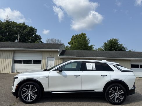Used 2024 Cadillac Lyriq Luxury AWD/4WD image 11