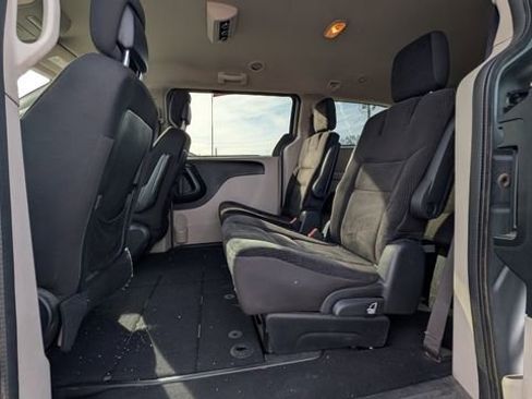 Used 2019 Dodge Grand Caravan SE image 4