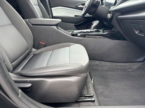 Certified 2025 Chevrolet Trax LT w/ LT Convenience Package image 13