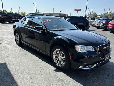 Used 2021 Chrysler 300 Touring L image 4