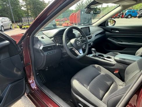 Used 2025 Nissan Altima 2.5 SV FWD image 8