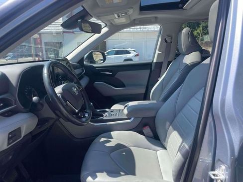 Used 2020 Toyota Highlander XLE AWD/4WD image 17