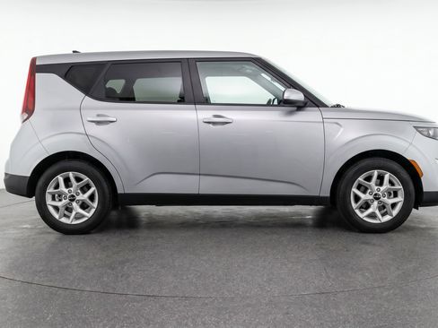 Used 2025 Kia Soul LX w/ LX Technology Package FWD image 11