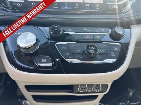 Used 2024 Chrysler Pacifica Limited FWD image 27