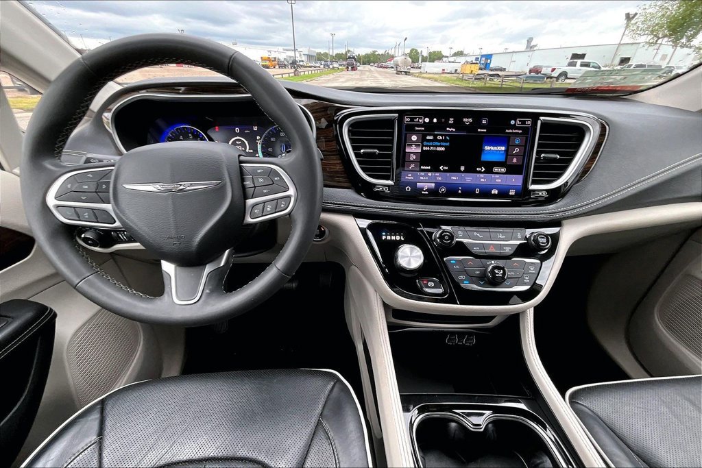Used 2023 Chrysler Pacifica Limited FWD image 14
