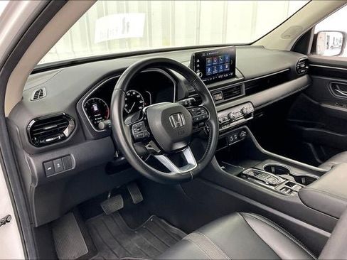 Certified 2025 Honda Pilot Touring image 17