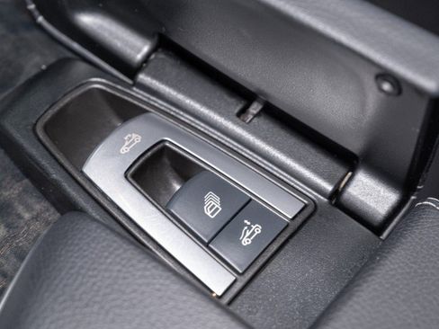 Used 2016 Mercedes-Benz SL 550 image 29