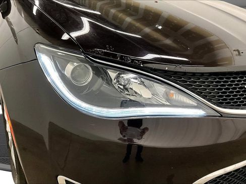 Used 2018 Chrysler Pacifica Touring-L FWD image 30
