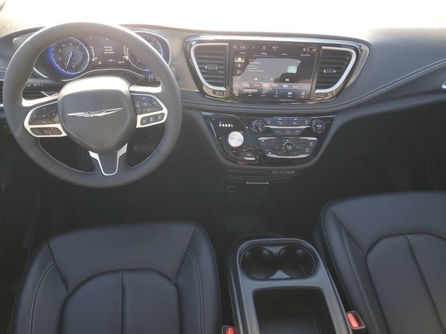 Used 2025 Chrysler Pacifica Select FWD image 12