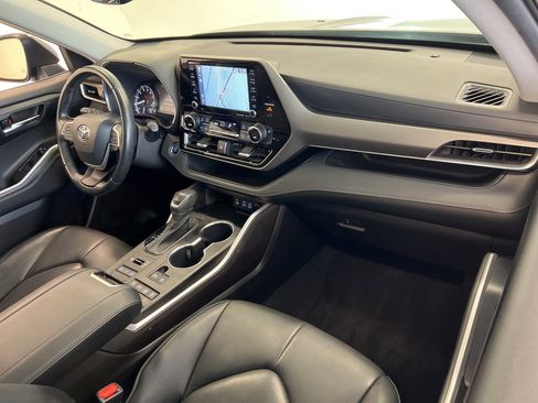 Used 2022 Toyota Highlander XLE image 48