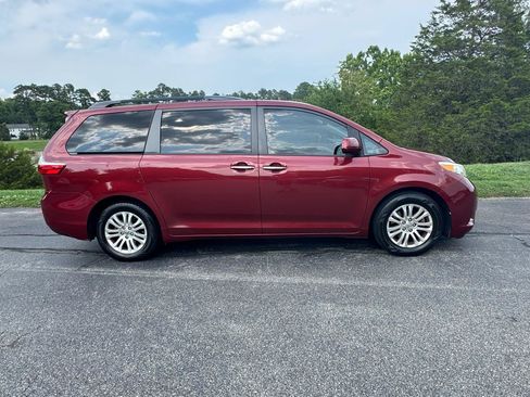 Used 2015 Toyota Sienna XLE Premium FWD image 21