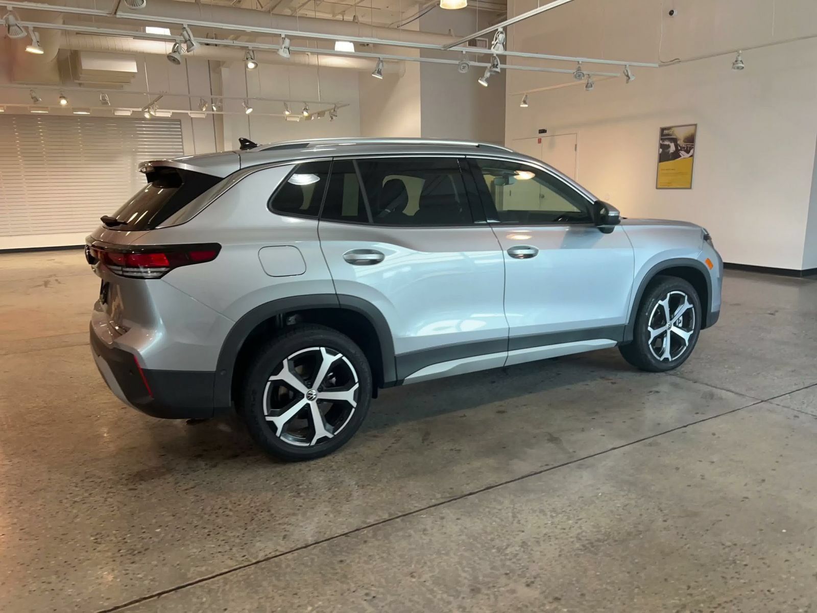 Used 2026 Volkswagen Tiguan SE AWD/4WD image 14