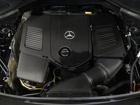 Used 2025 Mercedes-Benz GLC 350e 4MATIC image 29