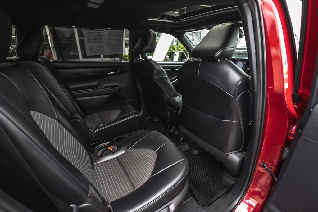 Used 2021 Toyota Highlander XSE AWD/4WD image 29