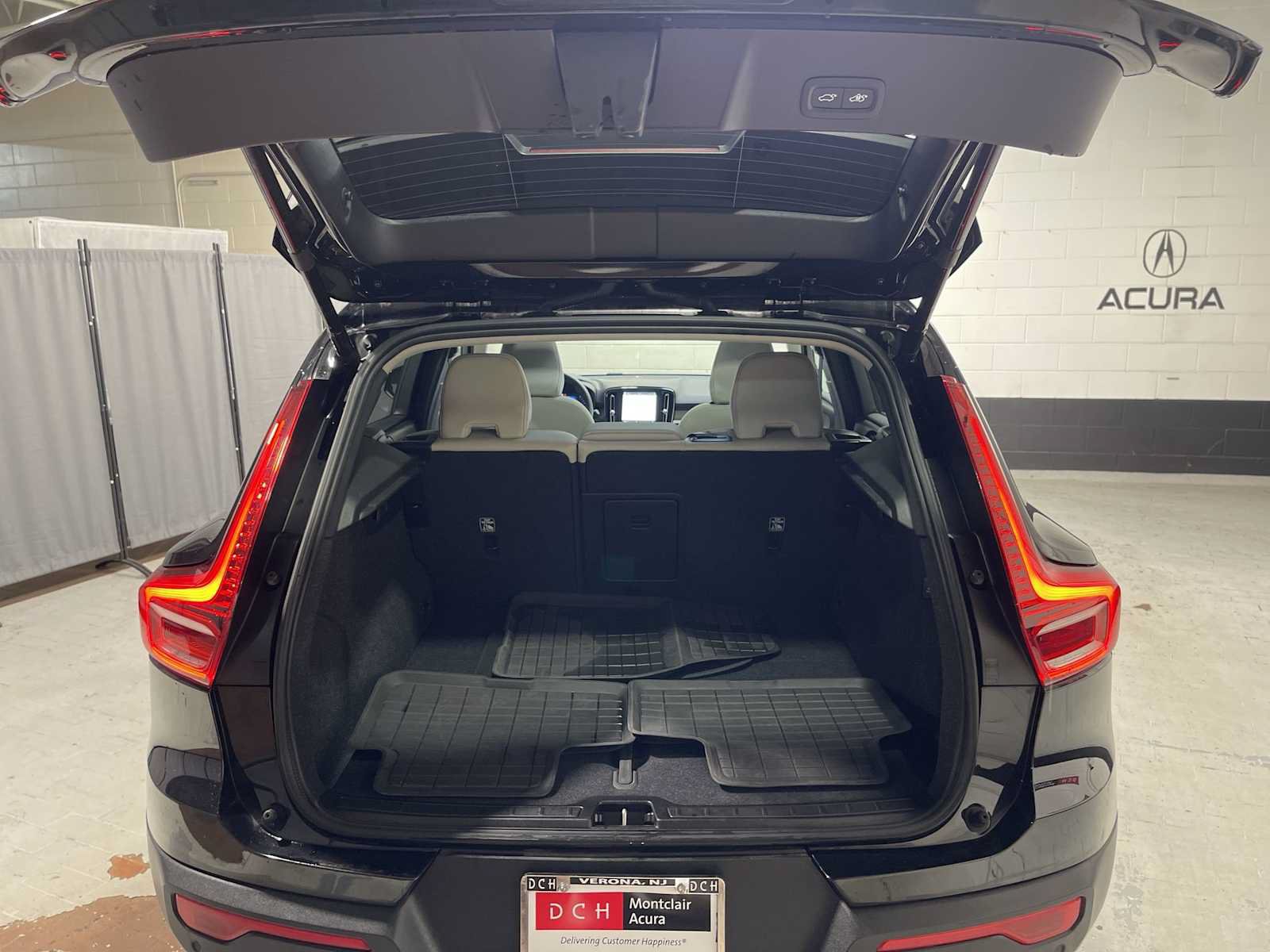 Used 2024 Volvo XC40 B5 Plus w/ Climate Package AWD/4WD image 19