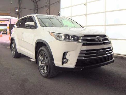 Used 2018 Toyota Highlander Limited Platinum image 3