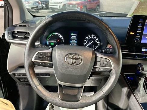 Used 2024 Toyota Sienna XLE image 22