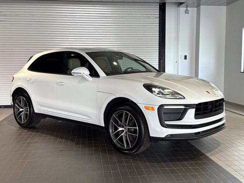 Certified 2026 Porsche Macan AWD/4WD image 9
