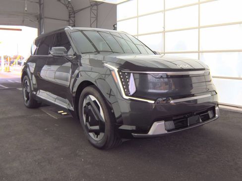 Used 2024 Kia EV9 Land image 4