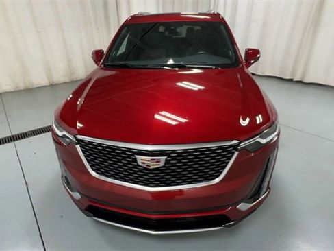 Used 2025 Cadillac XT6 Premium Luxury image 3