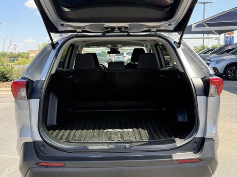 Used 2020 Toyota RAV4 LE FWD image 9