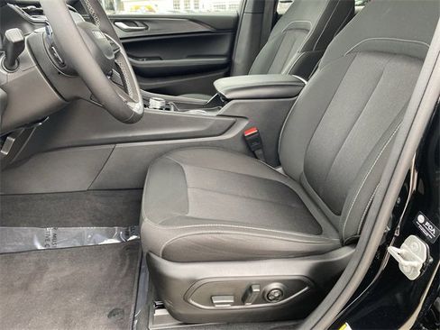 Used 2024 Jeep Grand Cherokee Laredo image 11