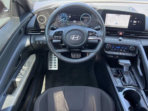 Used 2025 Hyundai Elantra SEL FWD image 11