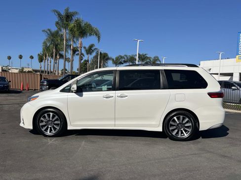 Used 2018 Toyota Sienna Limited image 2