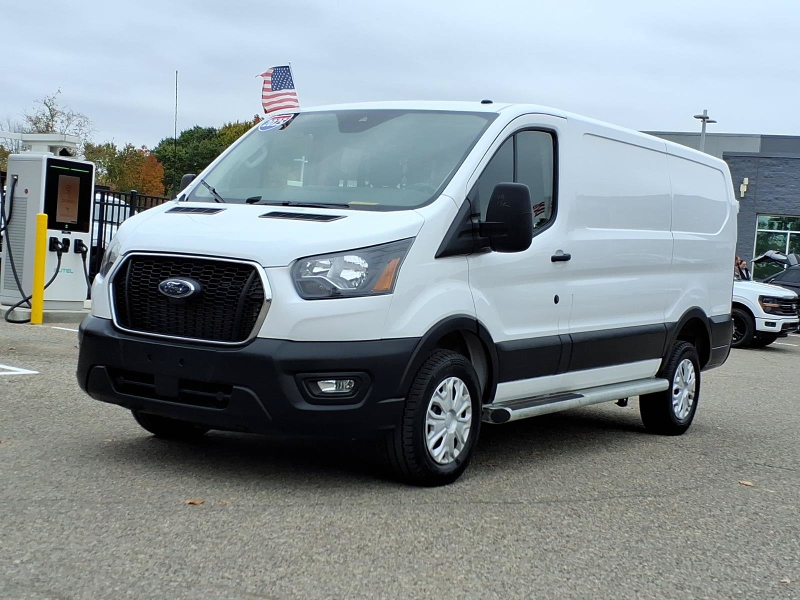 Used 2025 Ford Transit 250 Low Roof w/ Exterior Upgrade Package RWD image 3