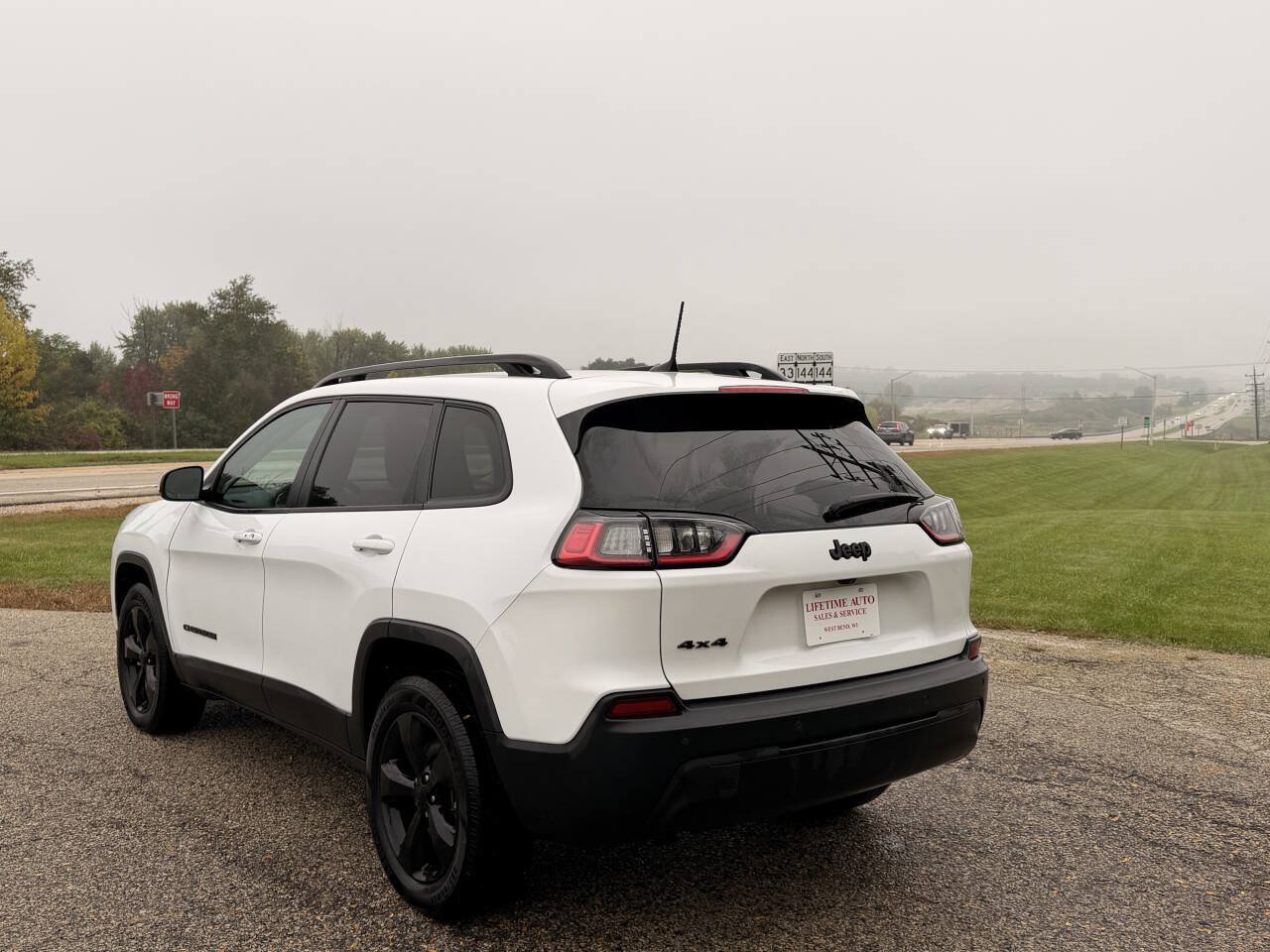 Used 2021 Jeep Cherokee Latitude Plus AWD/4WD image 3