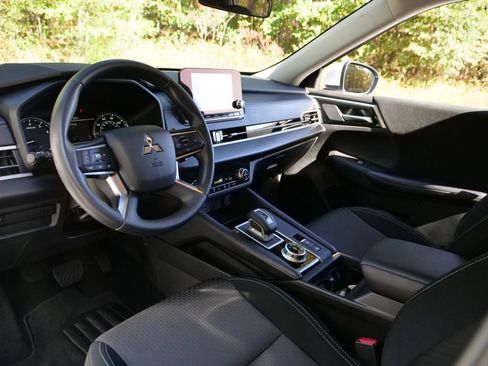 Used 2024 Mitsubishi Outlander ES image 2